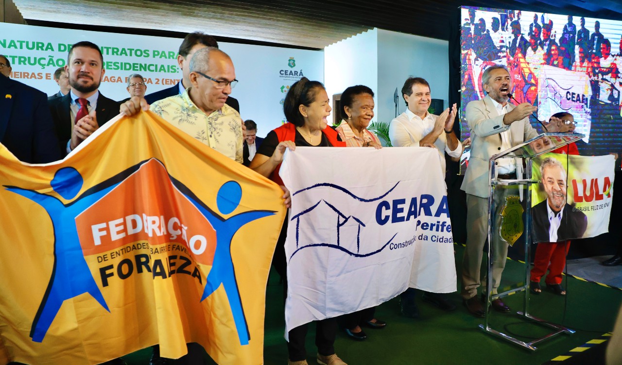 grupo de pessoas posa para a foto